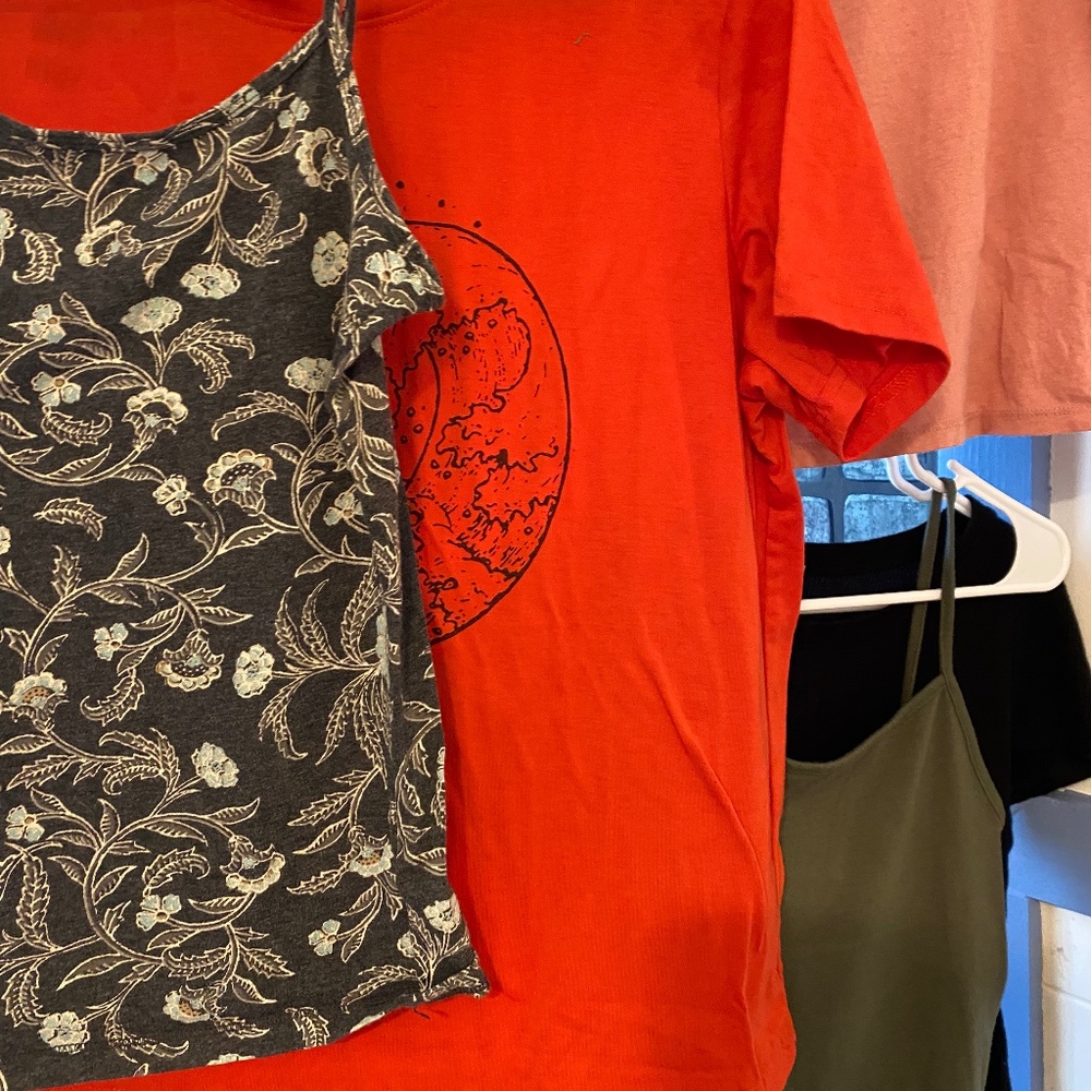 5 piece women's top deal, assorted brands size s/m